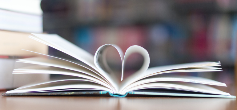 Un libro abierto con forma de corazón en las páginas